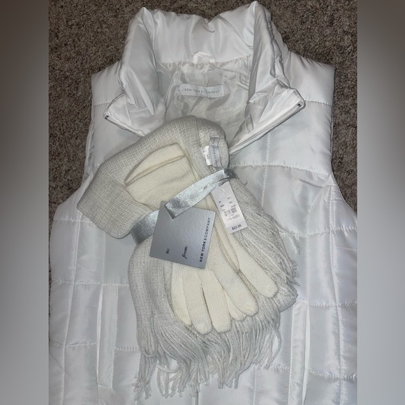 New York & Company Fall/Winter Set 🍂 ❄️ Vest/Scarf/Glove Combo - Picture 4 of 7